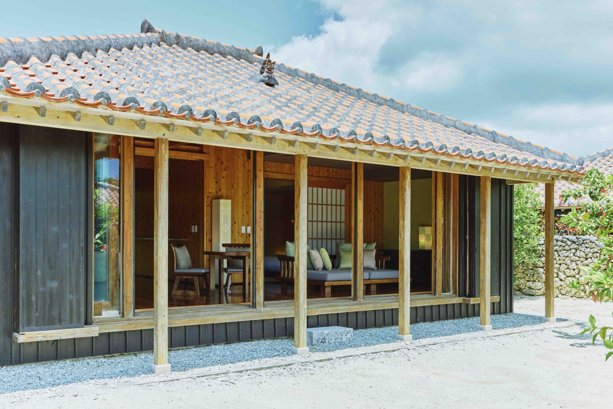 この夏は八重山へ出かけよう！竹富島の赤瓦の集落でよんなーする