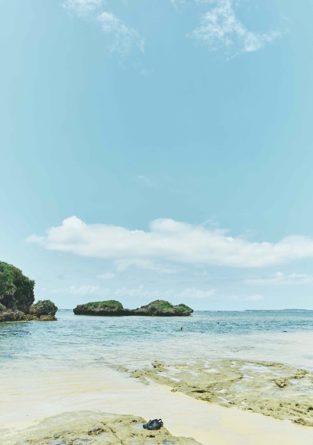 西表島には星形の砂が見られる「星砂の浜」も。シュノーケリングや海水浴を楽しむ観光客も多い。