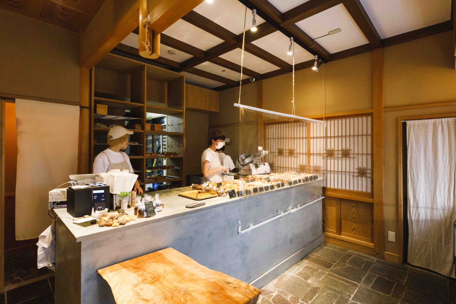 元豆腐屋だった建物をそのまま活かす。格子窓や石畳、天井の梁など細部まで粋な仕事が潜む。