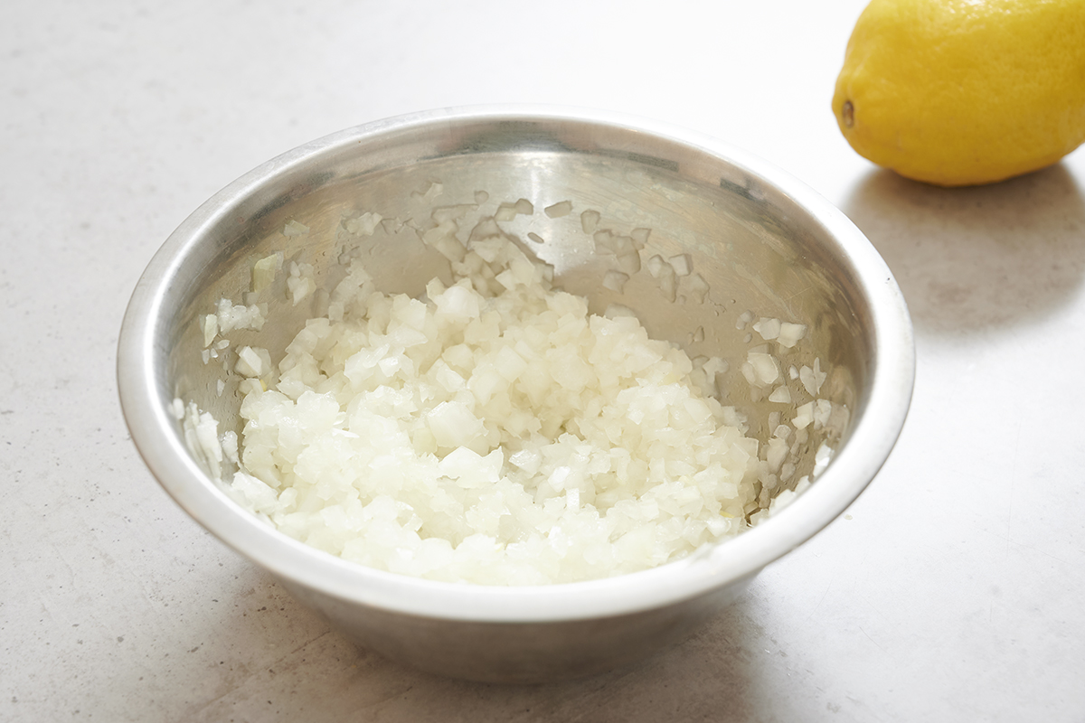 玉ねぎに塩を振って水分を出す。