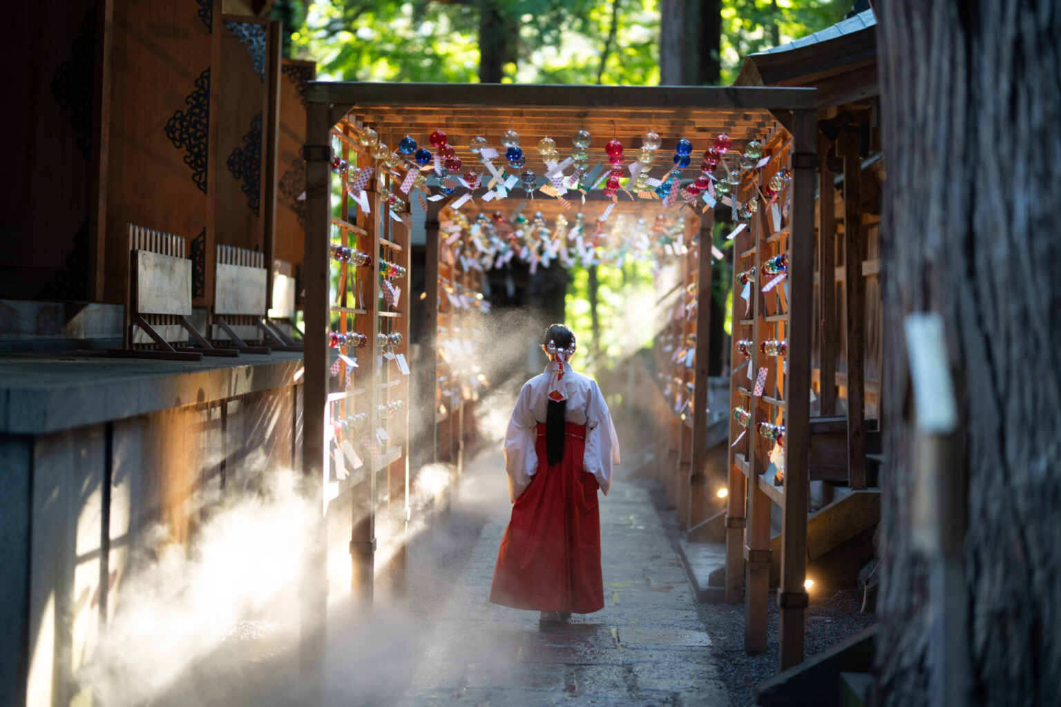 日本最初の夫婦の神様にご縁を結んでいただくなら、山形・熊野大社へ。夏の境内に流れるさわやかな風と風鈴の音色に想いを託す「かなで」も夏の風物詩。