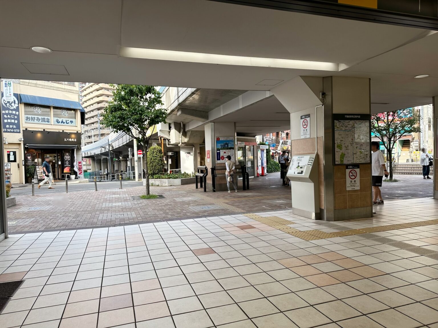 改札の先には左右に商店街が広がっています。