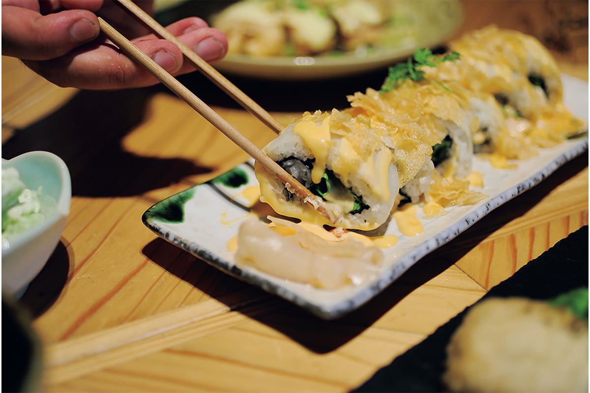 エビ、チシャ菜、海苔、酢飯を蒲鉾シートで巻いて。寿司の上のポテトチップスに見えるトッピングも、実は蒲鉾。ハチマルロール880円。