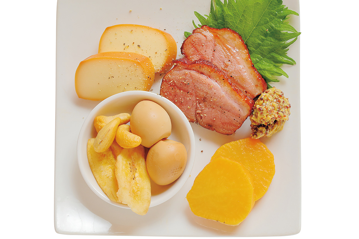 鴨肉やチーズなど、桜のチップで燻した自家製スモーク盛り合わせ700円〜。