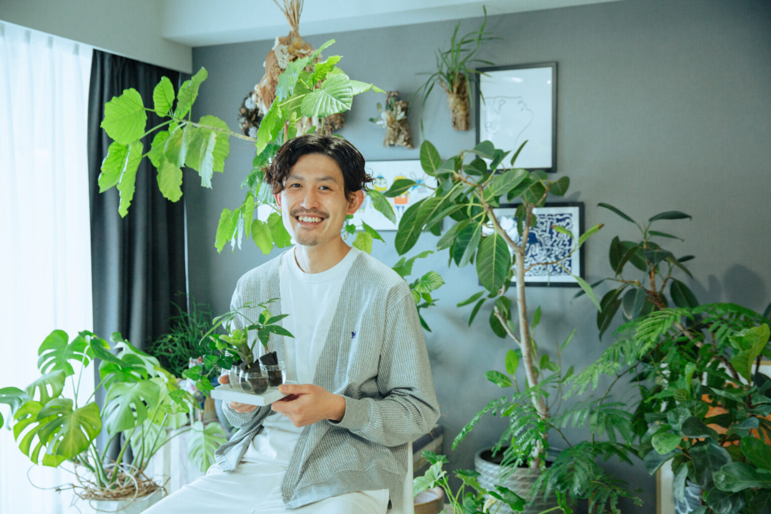 茶置貴秀（ちゃおき・たかひで）／数々の業界を渡り歩き、観葉植物のある暮らしに魅了される。現在は故郷の広島にて緑を守り、活かす事業を推進。（写真提供：＆Green）