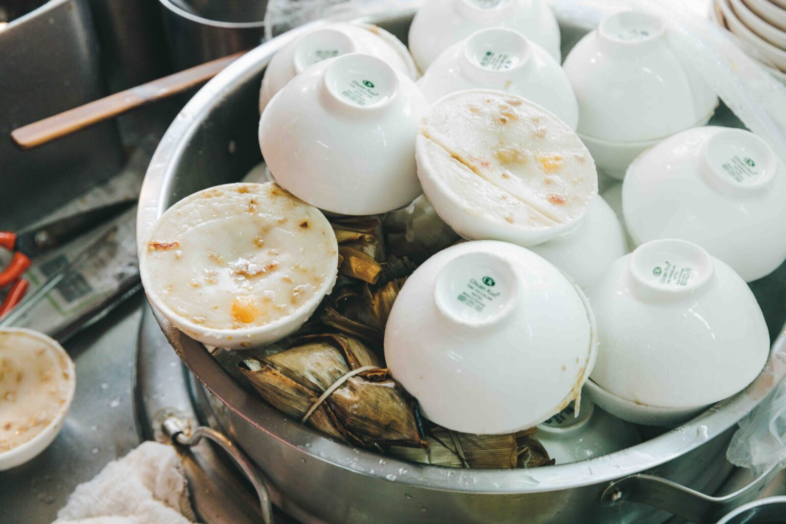 立ち込める湯気の正体は...。店頭には米粉をすり潰してエビや椎茸などと蒸した碗粿（ワーグイ）という伝統料理が。