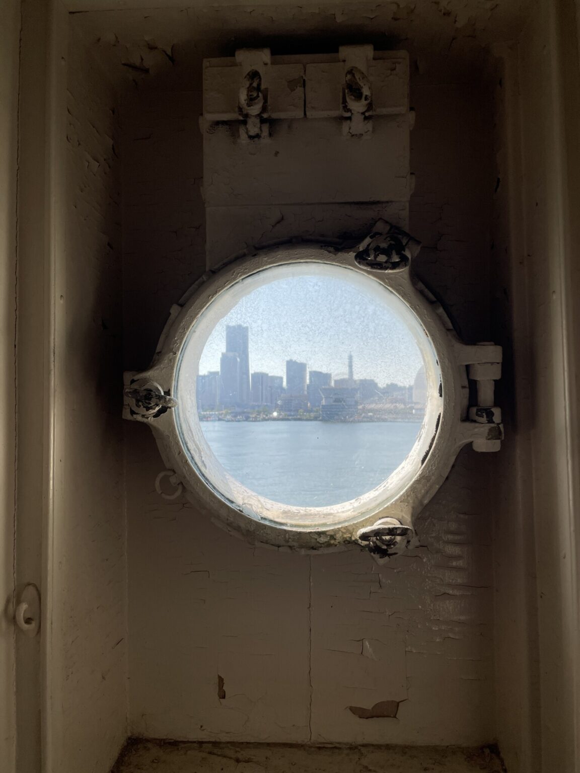 船内の丸窓から眺めるみなとみらい。