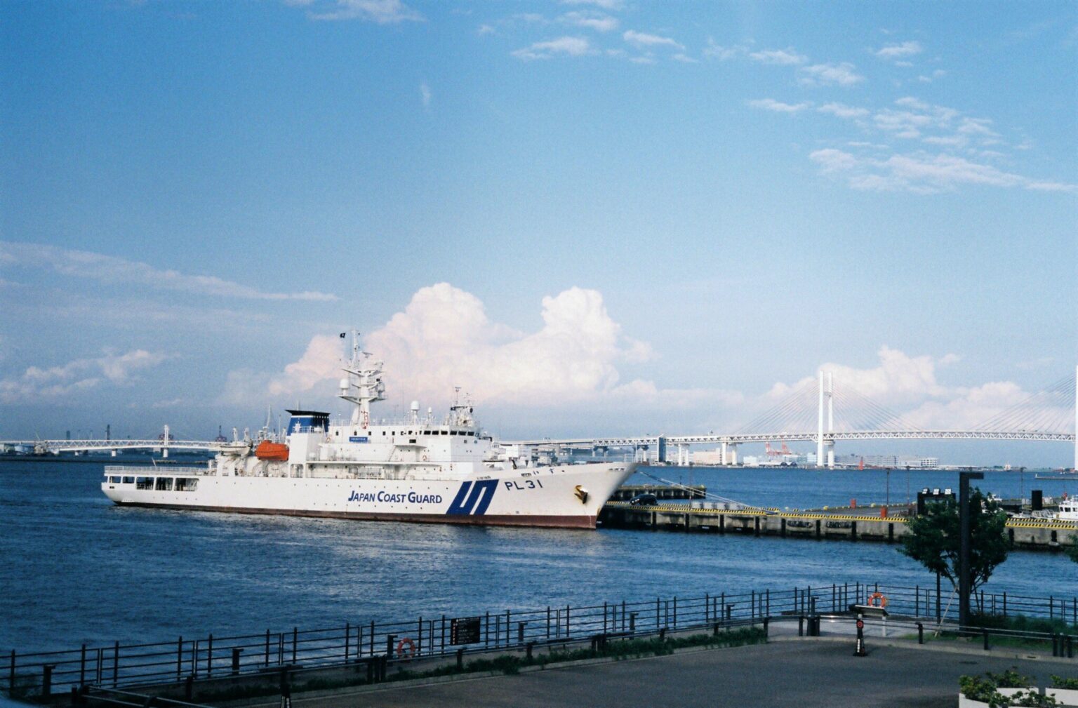 海を見れば大体船が停泊している横浜。海上保安庁の船です。夏雲似合うね。