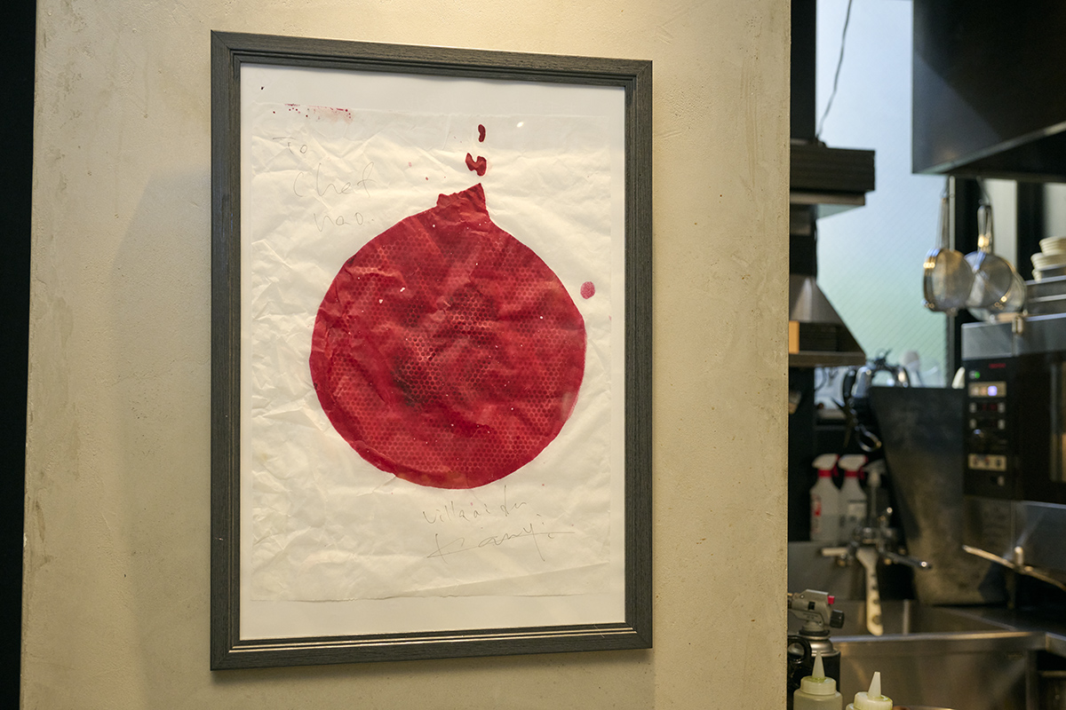 小林シェフがビーツで描いたというアート。お店の一番目立つ場所に飾られています。