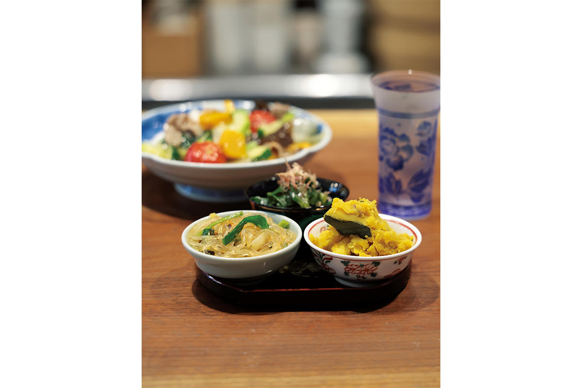〈福島 こうふく屋〉「小鉢3種盛り」「牛しゃぶと野菜のあんかけご飯」
