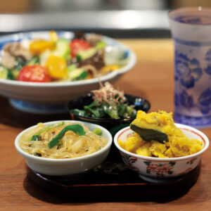 〈福島 こうふく屋〉「小鉢3種盛り」「牛しゃぶと野菜のあんかけご飯」