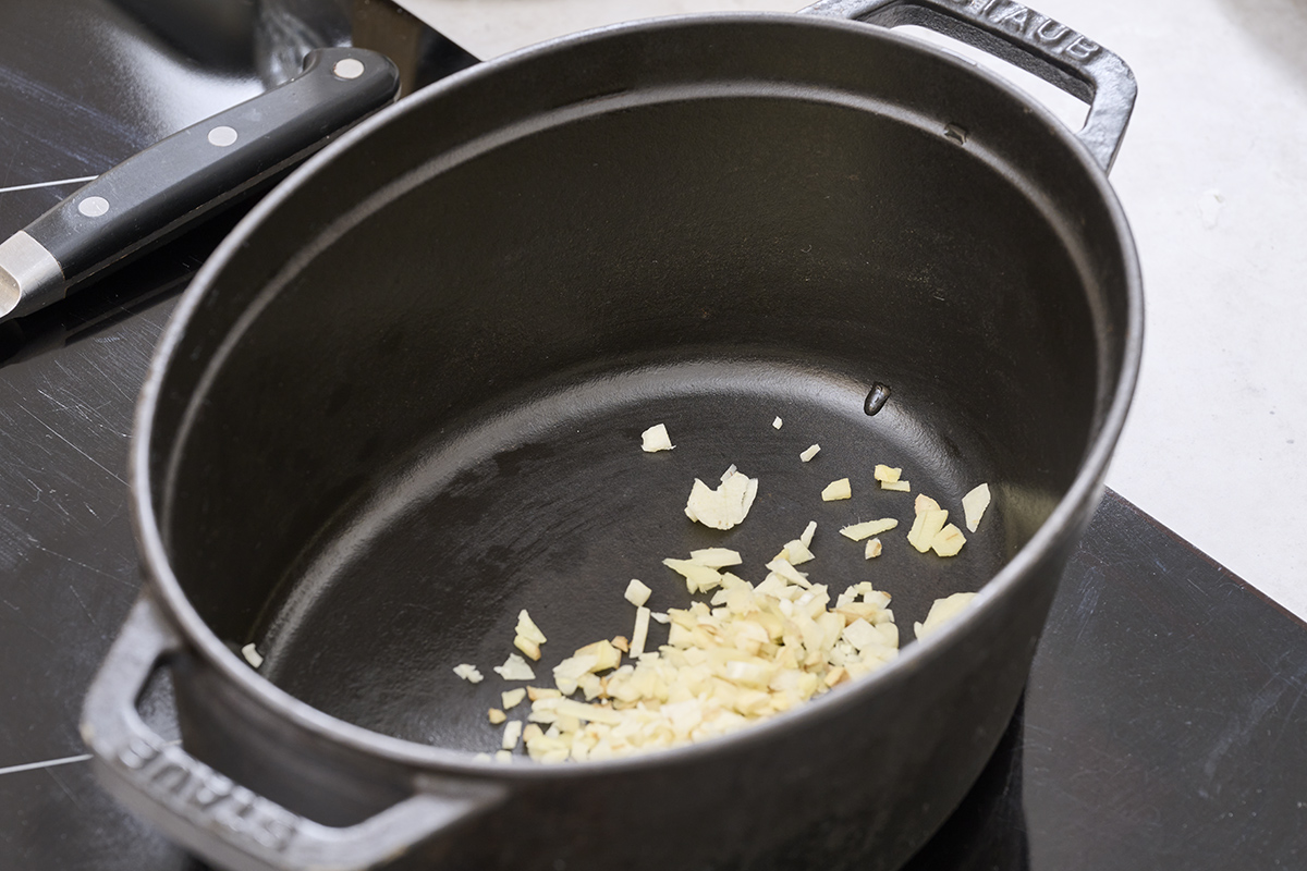 みじん切りの後は鍋に直接入れて。
