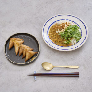 (左から) 納豆と高野豆腐のスパイスサモサ、ナスがたっぷり、納豆ベジカレー