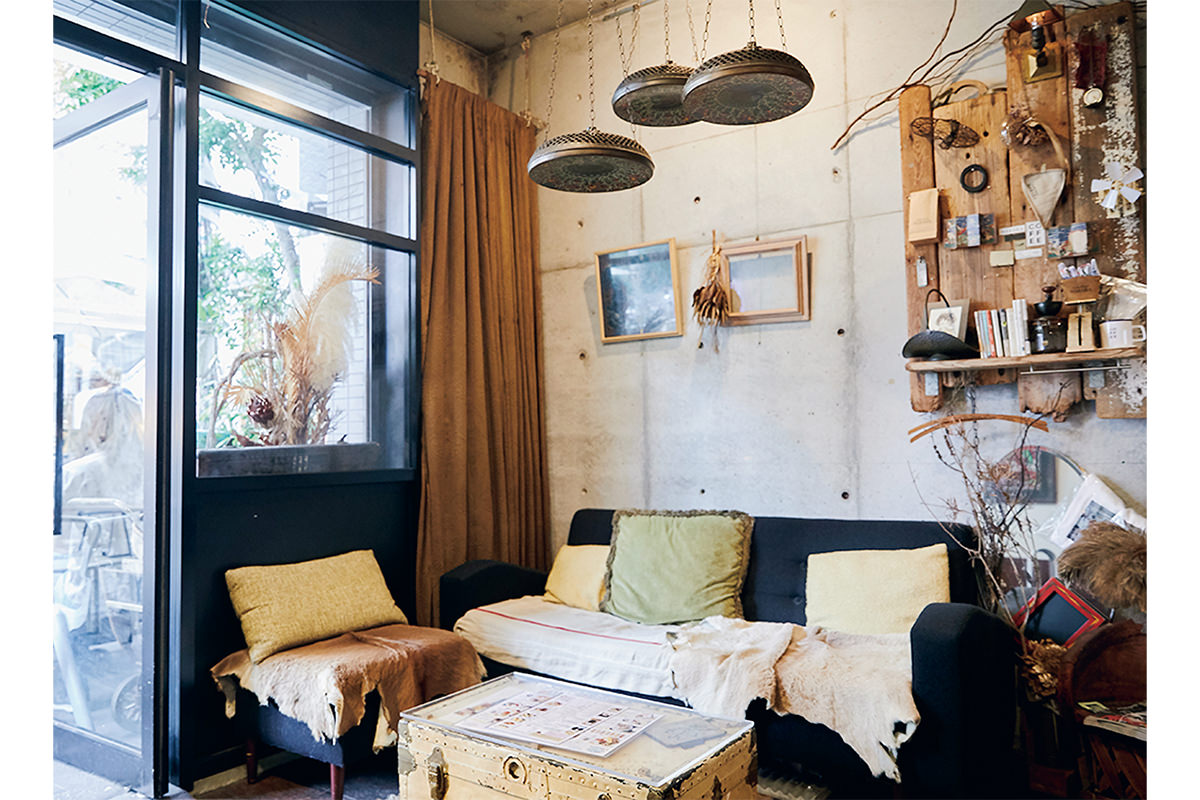 〈coffee shop WARARA〉60年代アンティーク家具が醸す空間