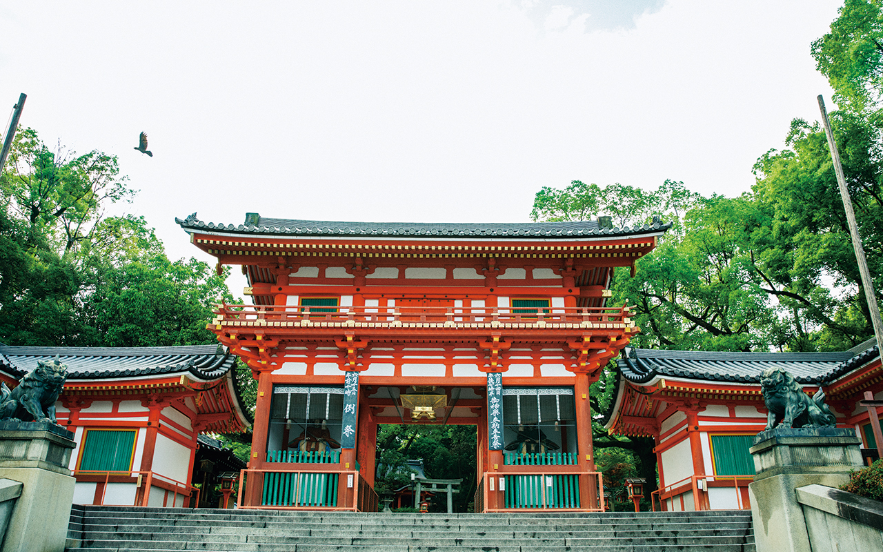 祇園エリアをひと巡りしたら八坂神社へ。季節の行事も様々行われる京都の名所が唯一静かな、早朝のひととき。神聖な空気が流れる。
