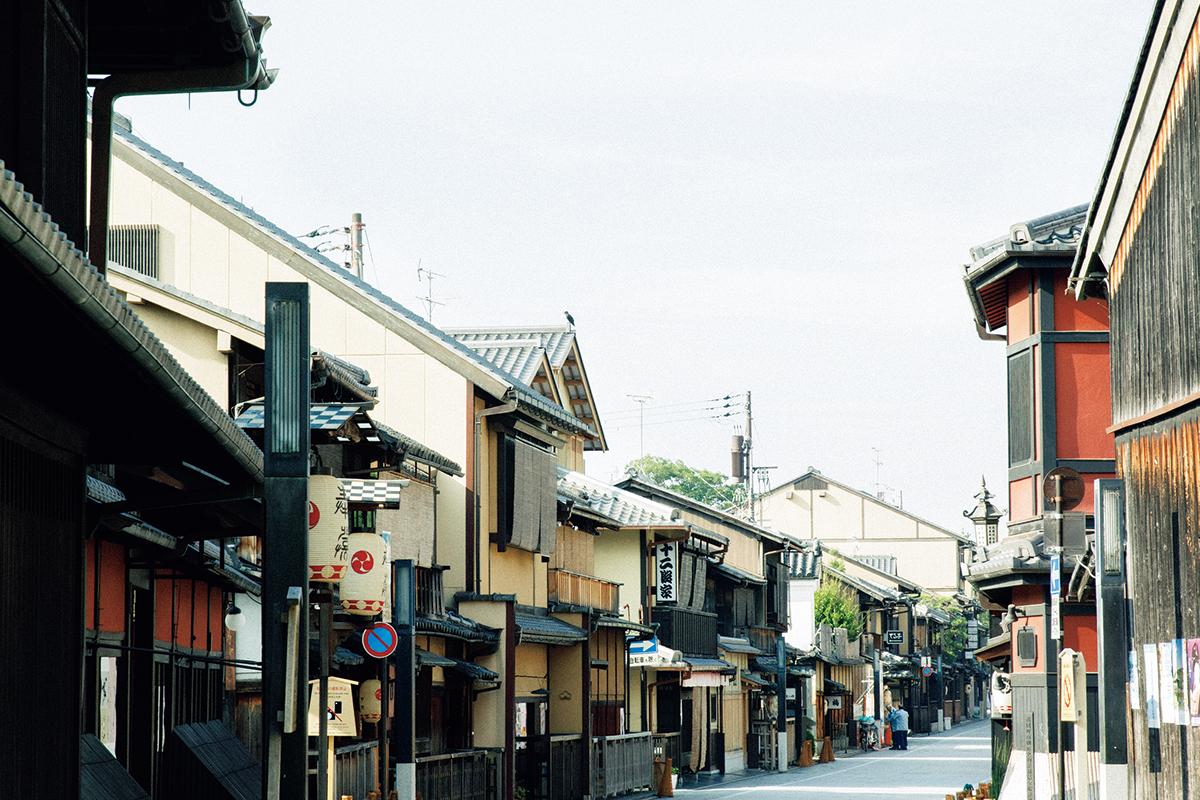 日々の喧騒とは打って変わってしんとした空気の流れる花見小路。眠っているかのような、一日の中でも数時間だけの特別な風景。