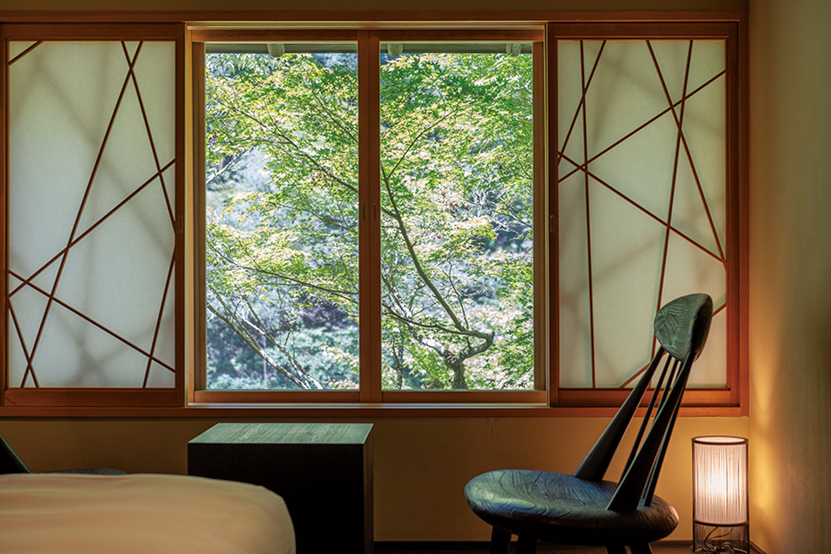 「月橋」の寝室。木の椅子に座り、リラックスできる部屋着で、窓の外を見ながらお茶を。