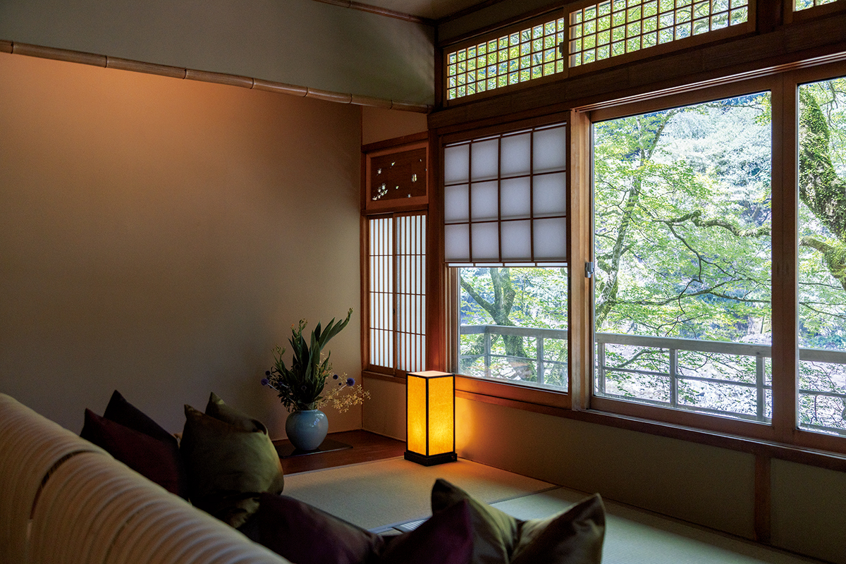 客室「月橋」から窓外を望む。畳敷きの和室には、低い目線から外の景色が美しく見えるように〈星のや京都〉オリジナルの畳ソファが設えてある。