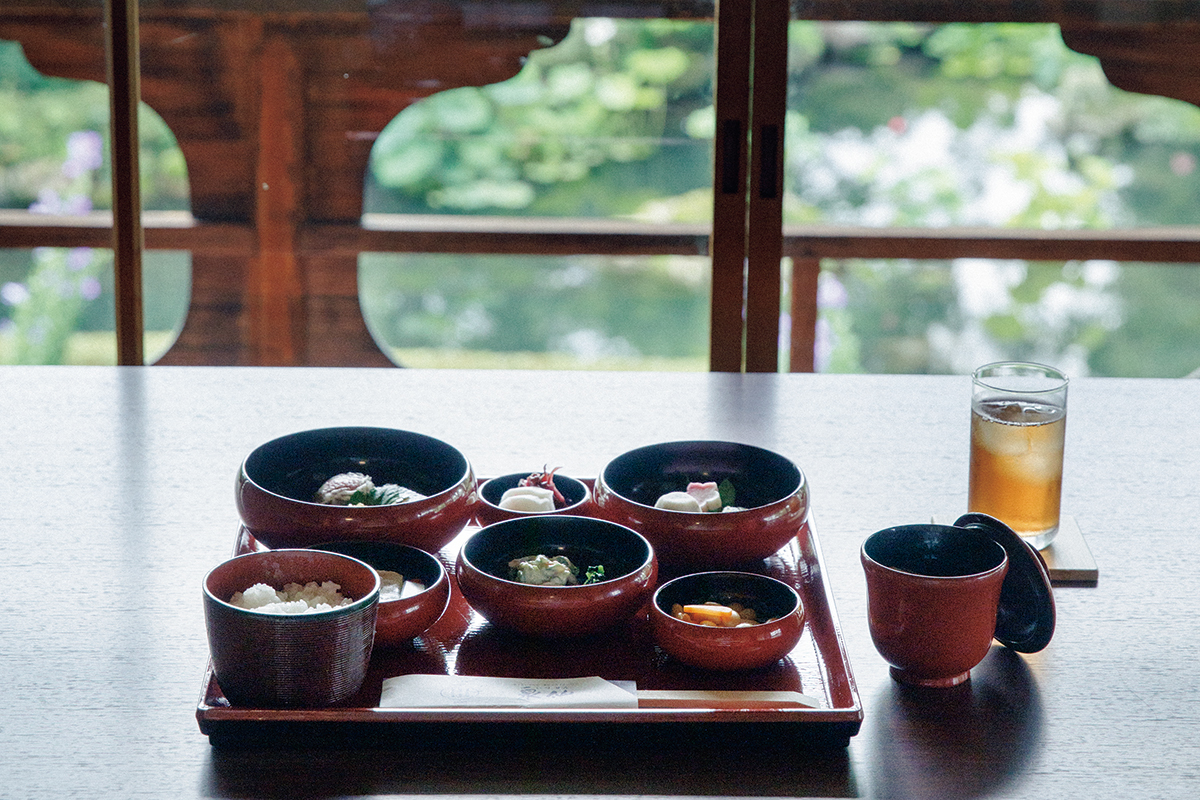 〈旧三井家下鴨別邸〉の精進料理
“苔地の庭”を眺める座敷で味わう仕出し朝食で、京の文化に浸る。
