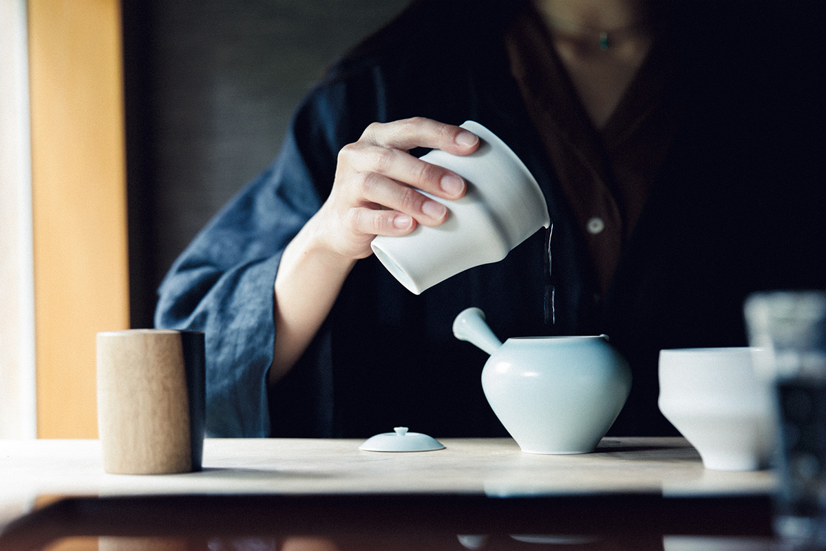 冬夏 tearoom tokaで日本茶を淹れているところ