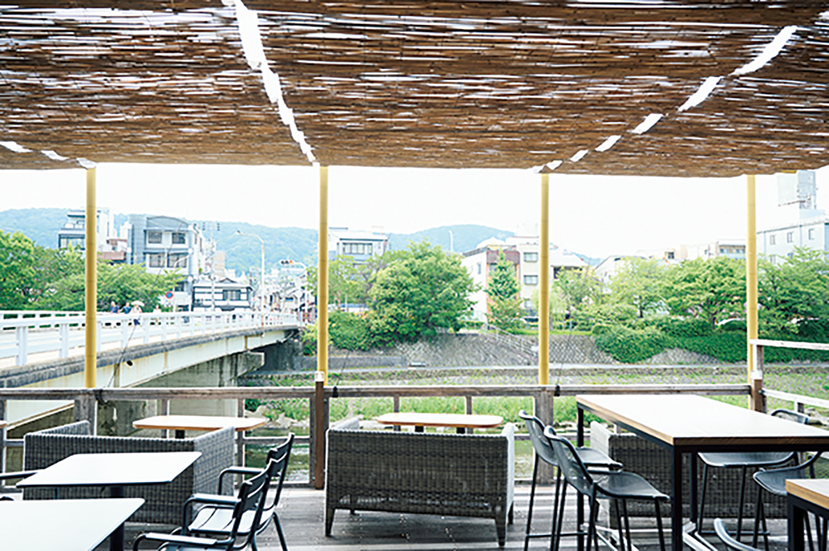 2階には鴨川を見渡すテーブル席、バーカウンター、高瀬川を一望できるカウンター席がある。