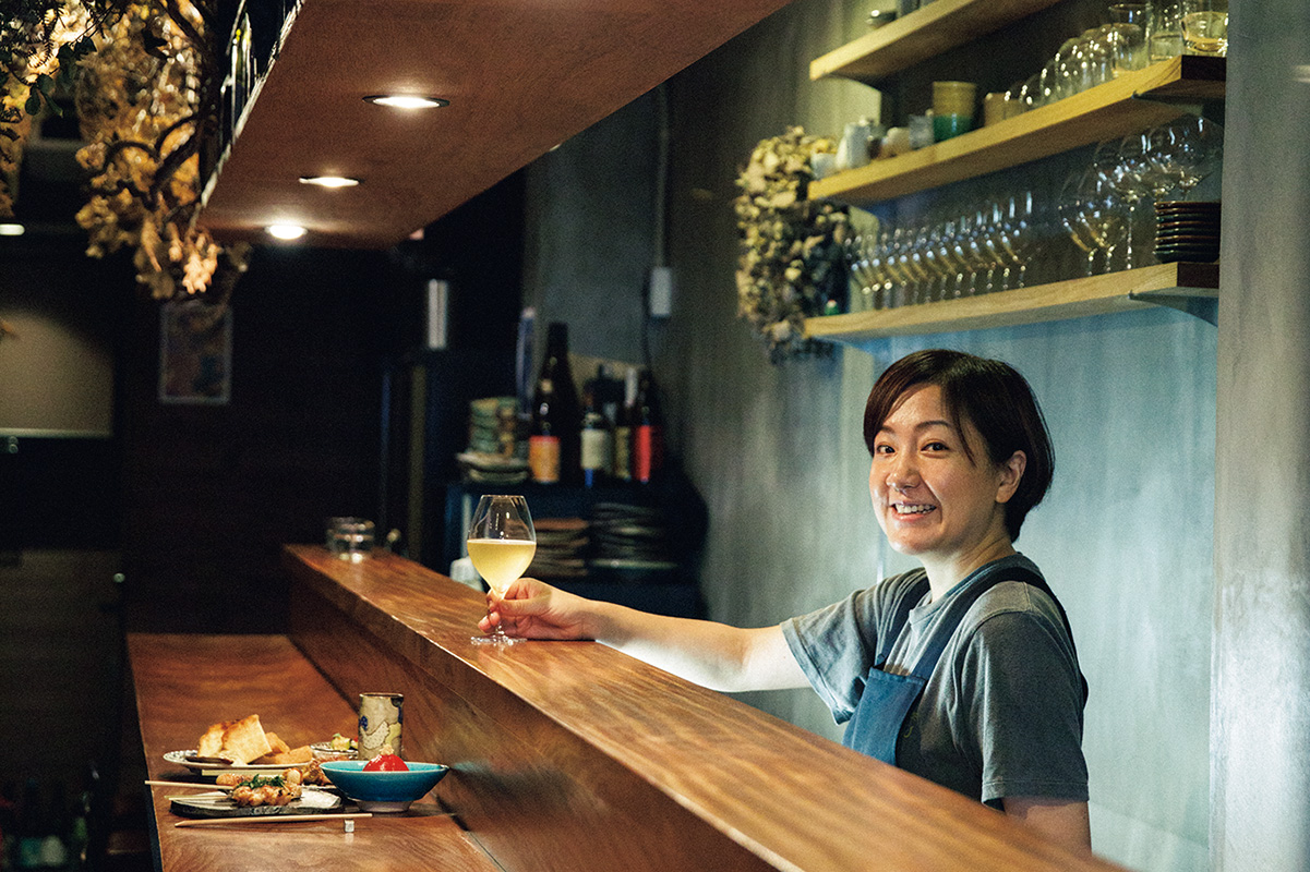炭火料理店や肉料理店で経験を重ねてきた橋本さん。焼鳥店のイメージを心地よく裏切ってくれる、ワインが似合う雰囲気も魅力。