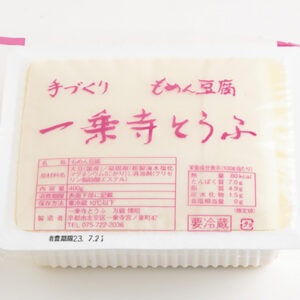 絹ごしから水分を搾るオリジナル製法で作られた木綿豆腐は、滑らかさとコクが特徴。もめん250円。