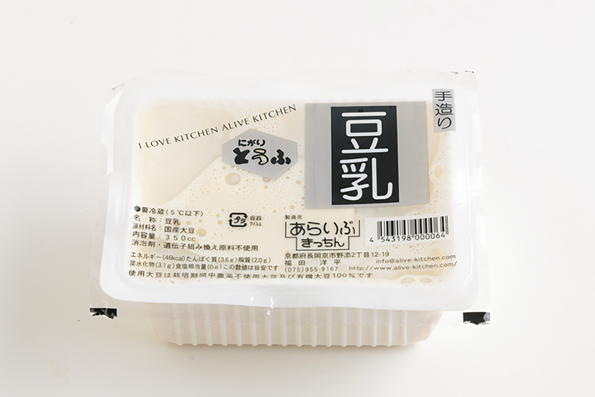 豆腐に使われる大豆を絞った無調整。さらっとしつつ豆腐や湯葉を作れるほどの濃厚さ。豆乳220円。