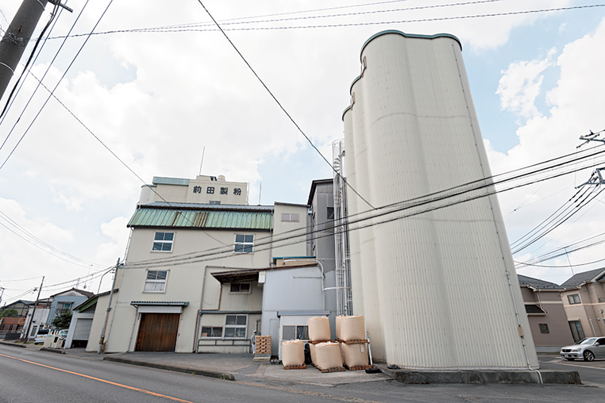 〈前田食品〉には、全粒粉のみを製粉する工場も。