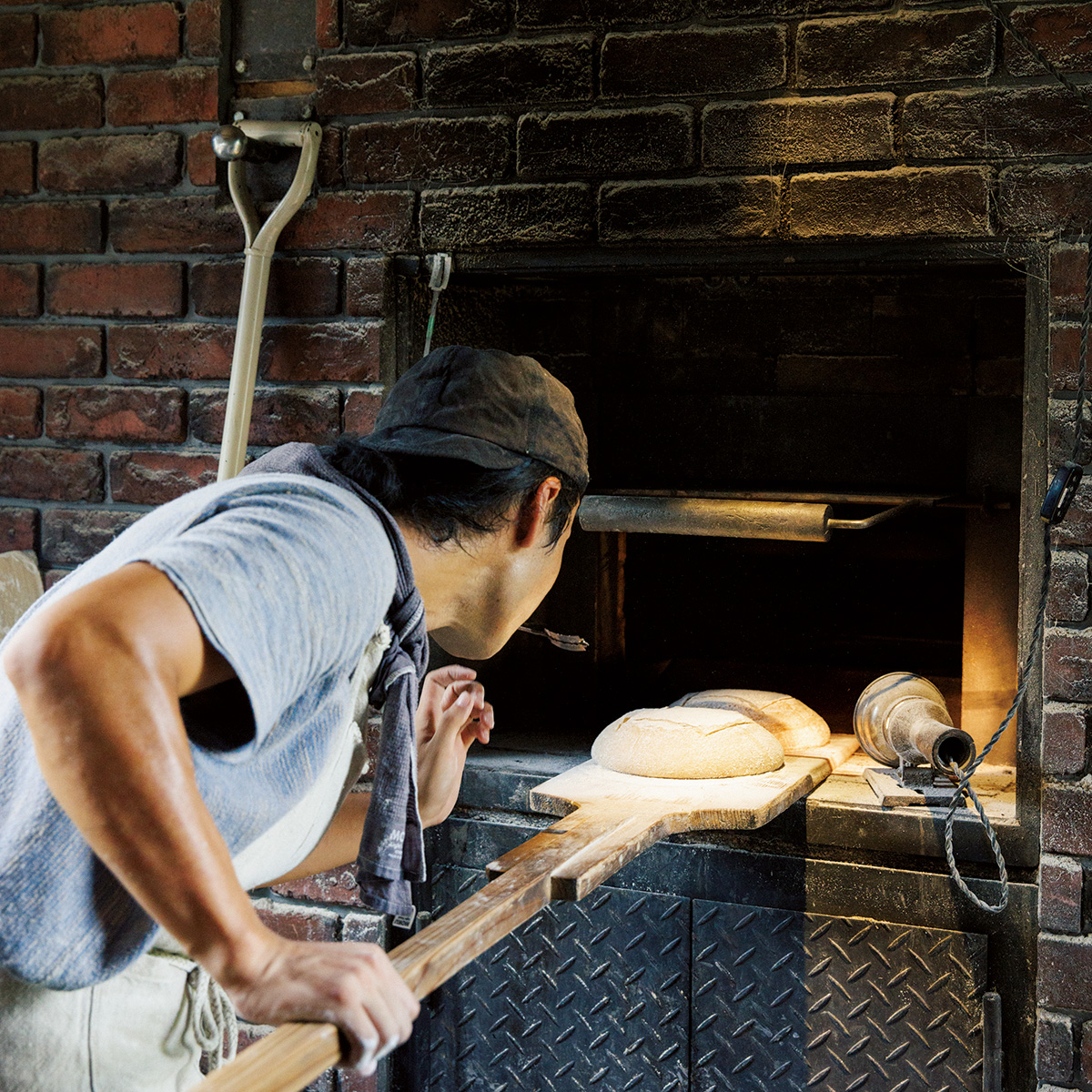 フランス式薪窯はパーツを輸入し、足りない部品は鉄工所に依頼して自作で作りあげた。下に薪を焚べて上の窯に蓄熱する。カンパーニュなら一度に40個ほどが入る。