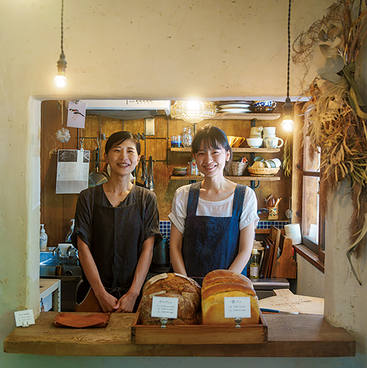 レジを担当する塩見さんの妻・千葉智江さん（右）、鎰廣菜実さん。