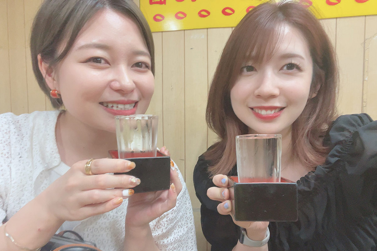 友人（左）と上野にある居酒屋〈大統領〉で。貴重な日本酒「日高見（ひたかみ）」を飲んでテンションが上がったそう。