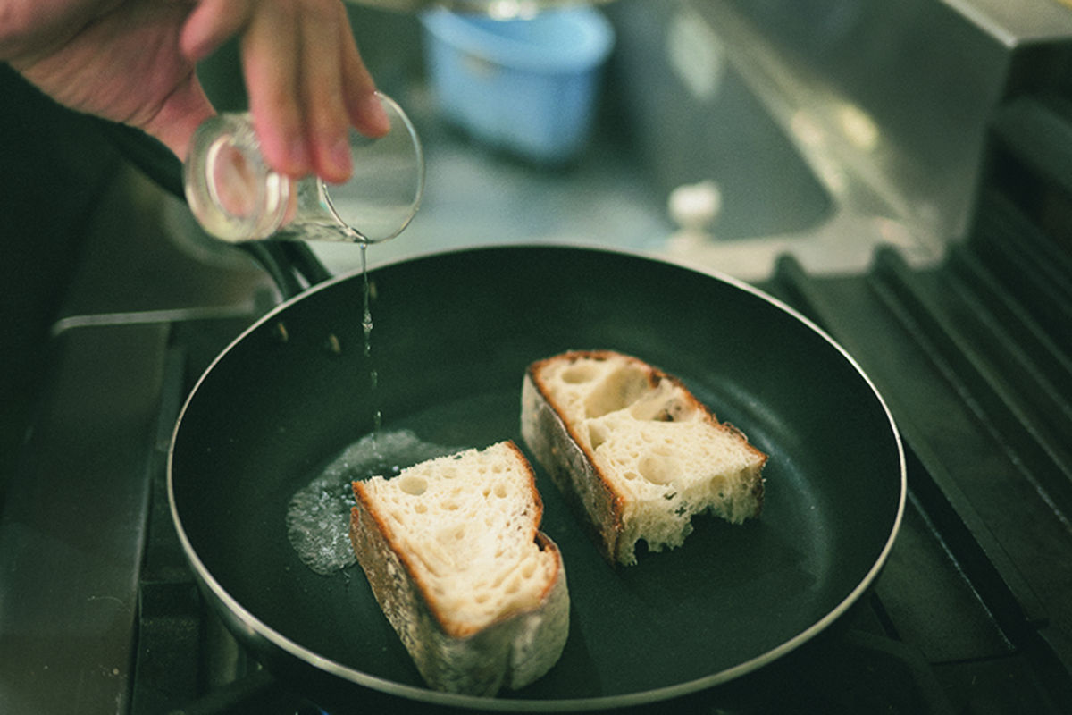 フライパンに水を入れパンを蒸し焼きする画期的な【リベイク】方法。家にある道具を使い、ひと手間加えるだけの裏技をご紹介。