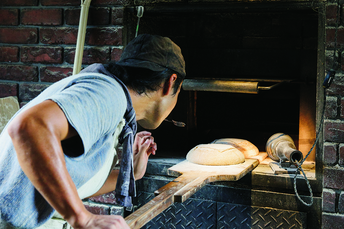 兵庫の山あいで【薪釜】を使ってパンを焼く〈薪火野〉。誰かの幸せになるパン、糧となるパンを作りたいという店主の一日に密着した。