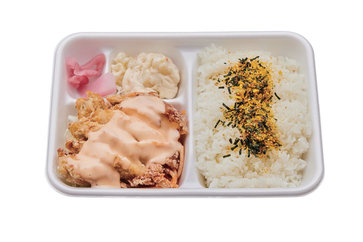 チキン南蛮と副菜、ご飯をのせた弁当「チキンナンバン」（550円）。