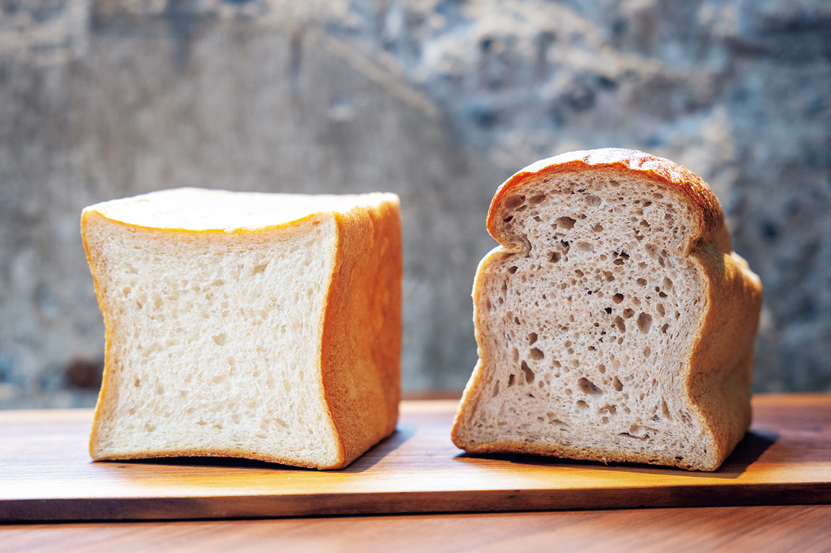 左から絹のように滑らかな食感の角食パン「ツムギ」1斤600円。ルヴァン種とレーズン種を使った山型食パン「カブト」1斤750円。