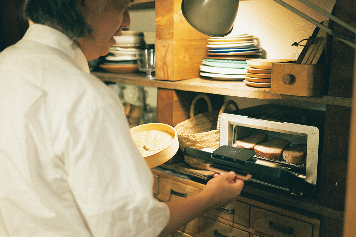 紺野さんが愛用するのは「BALMUDA The Toaster Pro」。表面だけ焼き色がつけられるサラマンダー機能で、朝はチーズトーストをいただくのがルーティン。