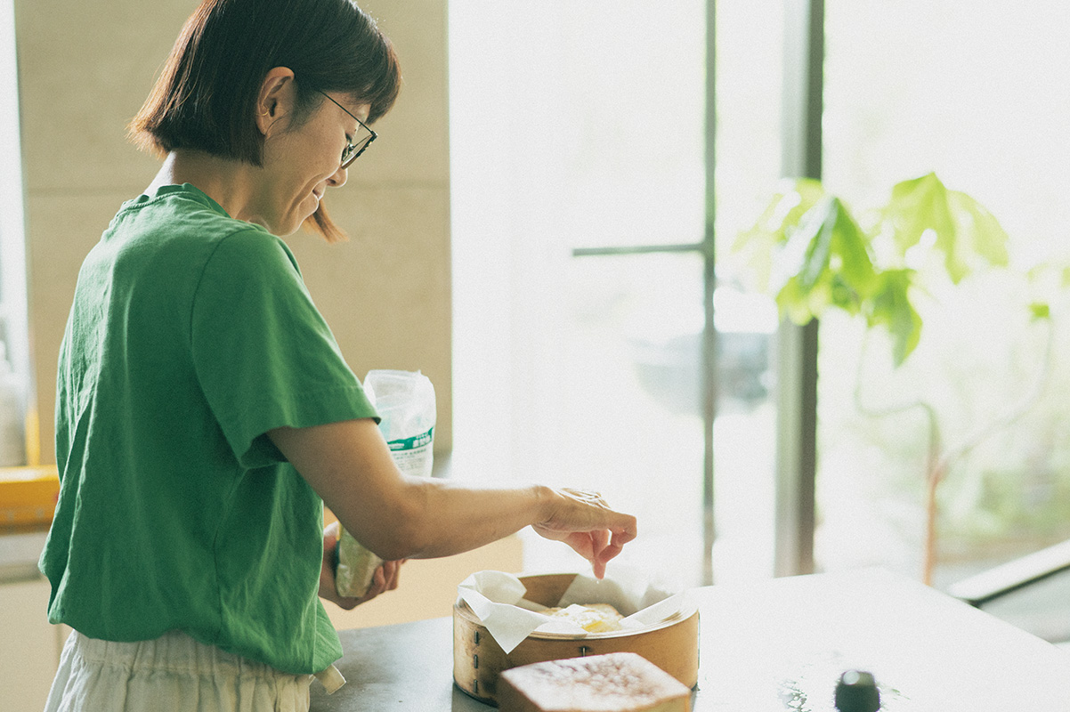 普段使いするのは、横浜中華街で購入した〈照宝〉のもの。食卓でも使いやすい2 段24 ㎝ サイズで、蒸し上がった時の香りが良く、耐久性にも優れたヒノキ製を愛用中。