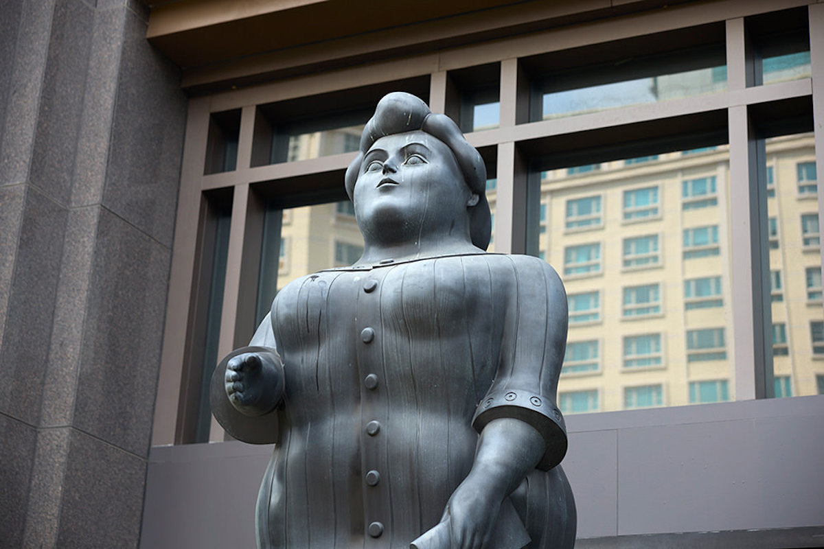 Fernando Boteroの彫刻、『DRESSED WOMAN』。Parkview Square Forecourtというこのビルの持ち主が世界屈指のアートコレクターだとか。