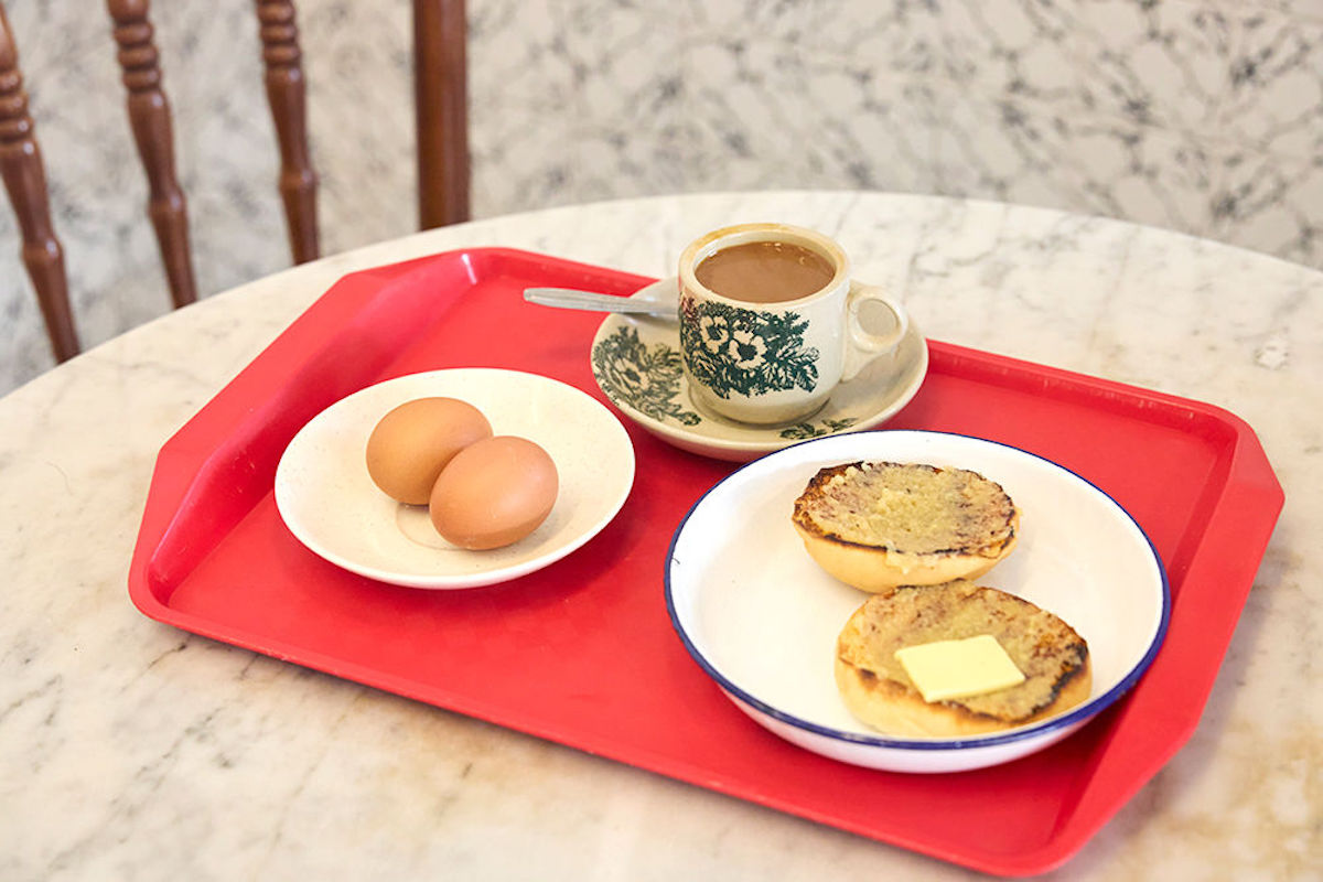 カヤトーストと卵、コーヒーのセットで5.4SGD。