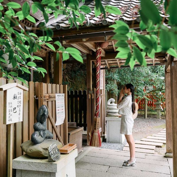 大豊神社でお参りをするモデル・本山順子さんトップ画像用