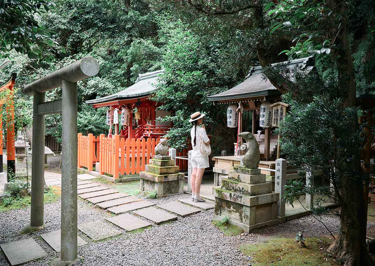 京都・大豊神社の小さな拝殿でお参りをするモデルの本山順子さん