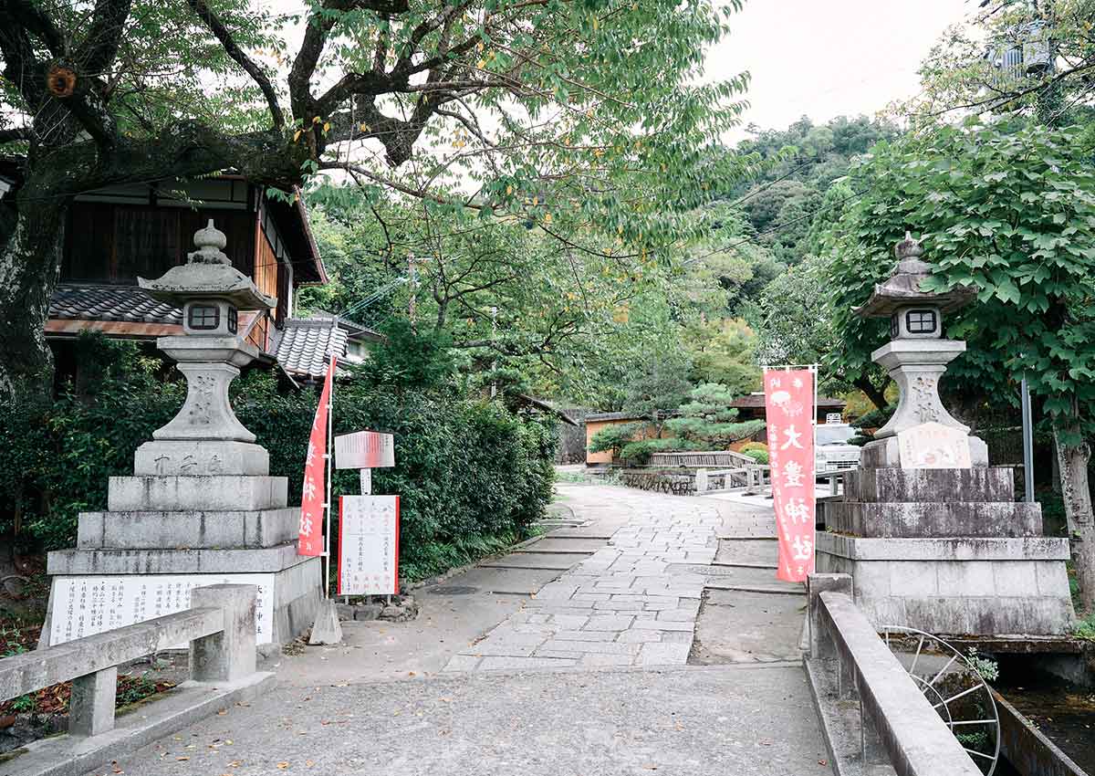 京都・大豊神社の入り口2