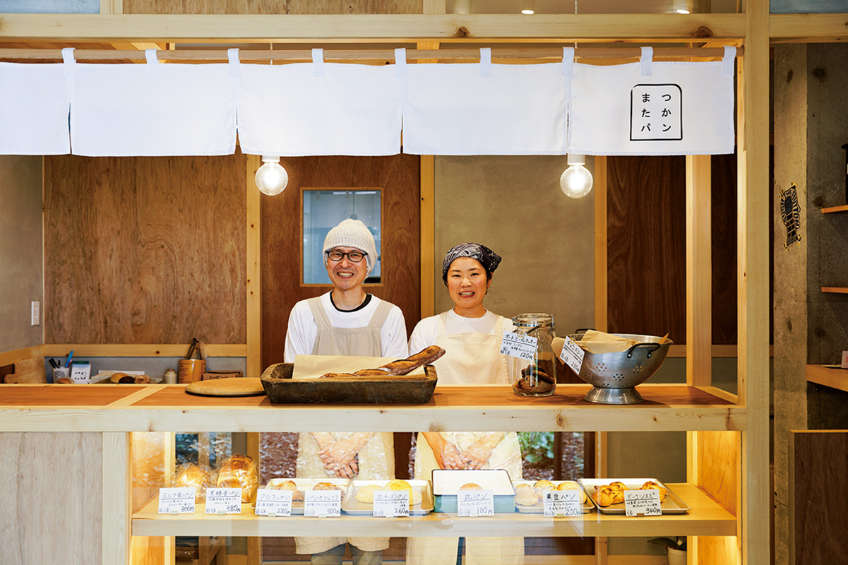 パン職人の松鷹俊大さんと妻のともみさん。ふたりでお店を切り盛りする。