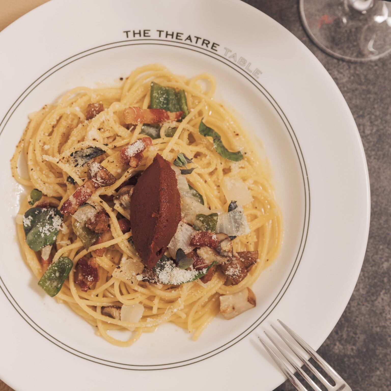 11F〈THE THEATRE TABLE〉の「デリカートナポリタン」1,800円。煮込んだトマトペーストを自分で混ぜて完成させる、新感覚のナポリタン。1日20食限定、ディナーのみ提供。