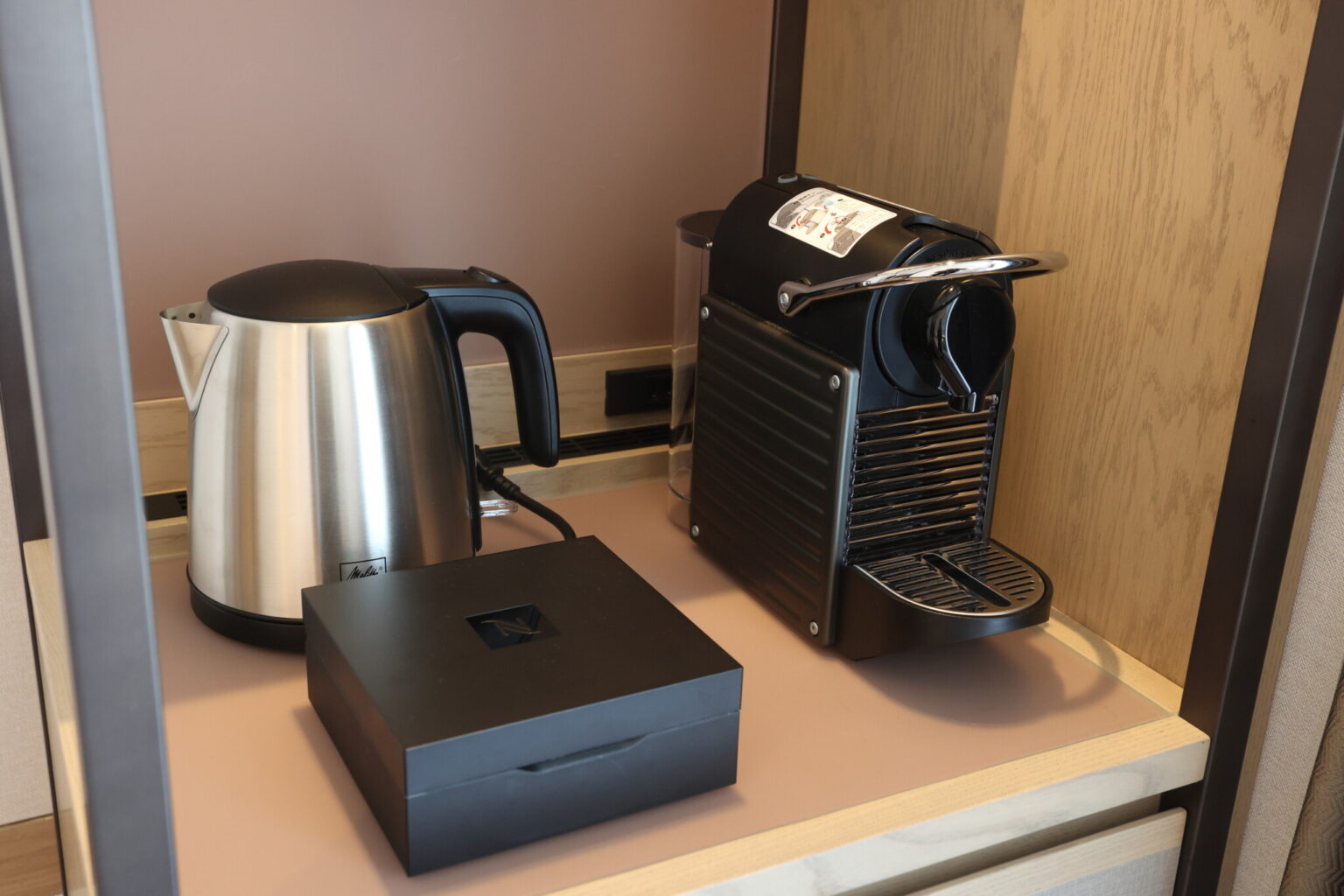 プレミアムルームにはカプセル式コーヒーメーカーがあり、いつでもおいしいコーヒーが飲める。