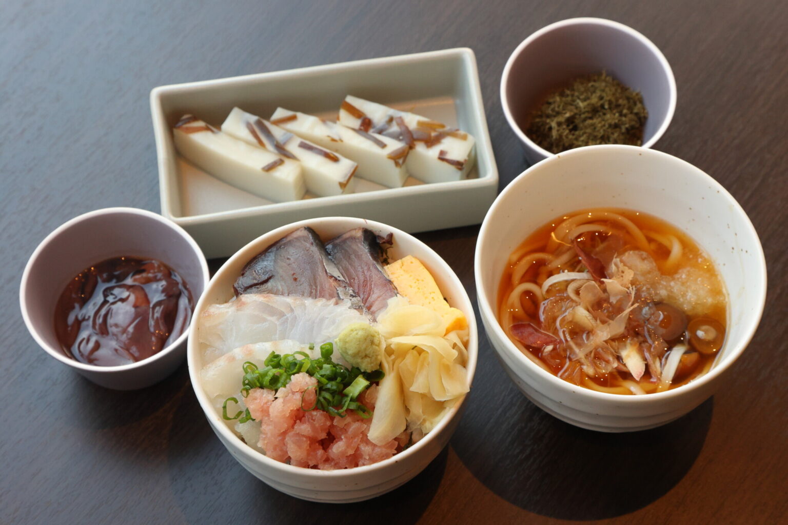 「エンドレスでおかわりできそう」と座二郎さん太鼓判の海鮮丼をはじめ、富山の味覚が楽しめるラインナップ。