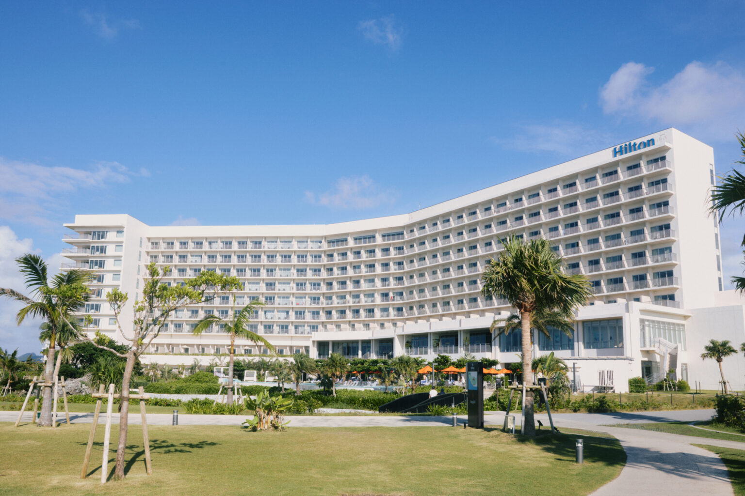 ホテルのある本部町・瀬底島は〈海洋博公園・沖縄美ら海水族館〉も車で約15分ほどの人気のエリア。