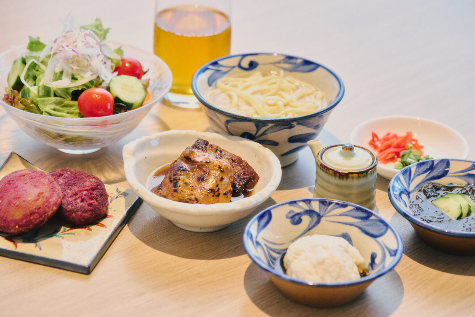 ｢ヒルトン・オナーズ・ゴールドステータス」の特典として、ジーマーミ豆腐や沖縄そばにトッピングしたい炙り軟骨ソーキなどが選べる。