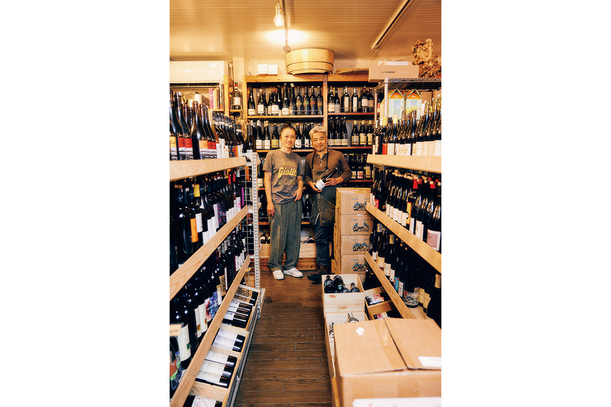 由比ヶ浜の近くで100年以上続く酒屋〈鈴木屋酒店〉“誰から買うか”がいいワイン選びの第一歩。頼み方やお店の答え方を覗き見たら、ショップに行く理由が分かってきた。